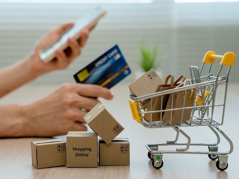 फेक डिलिव्हरी स्कॅम - यामध्ये, लोकांना एक बनावट संदेश पाठवला जातो. त्यात असे म्हटले आहे की, पार्सल पोहोचवण्याचा प्रयत्न केला जात आहे, परंतु तुम्हाला तुमचा पत्ता अपडेट करावा लागेल. संदेशातील लिंकवर क्लिक केल्यानंतर, लोकांना बनावट वेबसाइटवर रिडायरेक्ट केले जाते जिथे त्यांचे पर्सनल आणि बँकिंग डिटेल्स चोरीला जातात. गेल्या वर्षीच्या तुलनेत या वर्षी अशा फसवणुकी दुप्पट झाल्या आहेत.