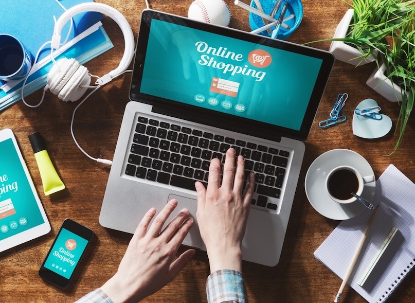 बनावट भेटवस्तू : या घोटाळ्यात, सोशल मीडिया प्लॅटफॉर्मवर जाहिराती देऊन लोकांना आकर्षित केले जाते. इंस्टाग्राम आणि फेसबुकवर लोकांना सांगितले जाते की त्यांना ख्रिसमस गिफ्ट मिळत आहे आणि त्याच्या डिलिव्हरीसाठी शिपिंग फीस भरावे लागेल. येथेही हीच ट्रिक वापरली जाते आणि लिंकवर क्लिक केल्यानंतर लोकांची पर्सनल माहिती चोरली जाते.