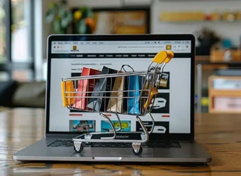 अशा घोटाळ्यांपासून कसे सुरक्षित राहायचे? : सोशल मीडियावरील आकर्षक जाहिरातींना बळी पडू नका. नेहमी विश्वासार्ह आणि खऱ्या वेबसाइटवरून खरेदी करा. कोणताही अज्ञात व्यक्ती मेसेज किंवा ईमेलद्वारे माहिती मागत असेल तर तुमची माहिती शेअर करू नका.