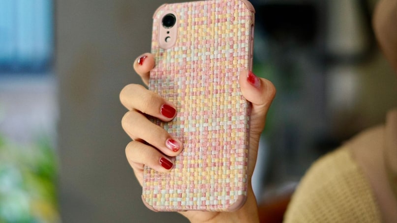 कंपनीचे ओरिजनल कव्हर स्लिपम आणि कमी वजानचे असतात. हे फोनच्या अँटेना डिझाइन लक्षात घेऊन तयार केलेल असतात. त्यामुळे सिग्नल कमी होण्याचा प्रश्न सहसा येत नाही.