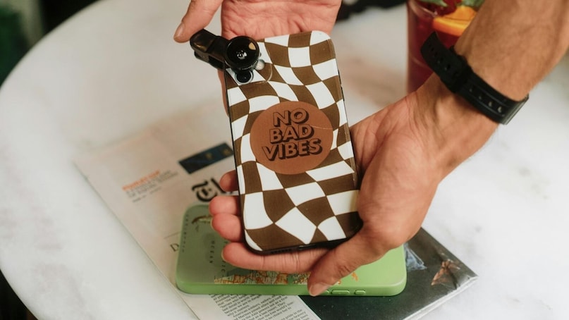 जर फोन कव्हरमुळे सिग्नल कमी झाला तर नेटवर्क बार कमी दिसणं, कॉल ड्रॉप होणं, इंटरनेट स्लो होणं, इंडोअर एरियामध्ये नेटवर्क न मिळणं, बॅटरी लवकर ड्रेन होणं, फोन टॉवर शोधत राहणं, अशी लक्षणं दिसतात.