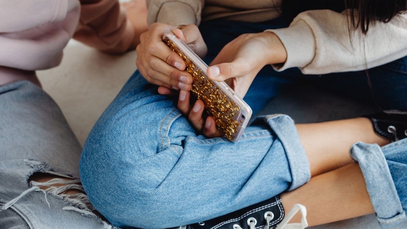 आता कव्हरमुळेच सिग्नल कमी होतो आहे हे कसं ओळखायचं तर यासाठी सोप्या टेस्ट करा. फोन कव्हर काढा आणि त्याच ठिकाणी सिग्नल बार्स तपासा आणि क़ल किंवा इंटरनेट स्पीड टेस्ट करा. पुन्हा कव्हर लावून ही टेस्ट करा. जर फरक जाणवला, तर सिग्नल कमी होण्यास कव्हर कारणीभूत असू शकतो. तो बदलणंच चांगलं. (सर्व फोटो : प्रतीकात्मक)