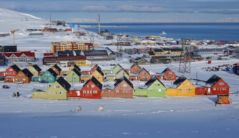 Longyearbyen, Norway: In the world’s northernmost town, houses are built on stilts to prevent indoor heat from thawing the permafrost below. Residents venturing outdoors must also carry protection against polar bears, highlighting the extreme challenges of life in this icy environment. Longyearbyen, Norway: In the world’s northernmost town, houses are built on stilts to prevent indoor heat from thawing the permafrost below. Residents venturing outdoors must also carry protection against polar bears, highlighting the extreme challenges of life in this icy environment.