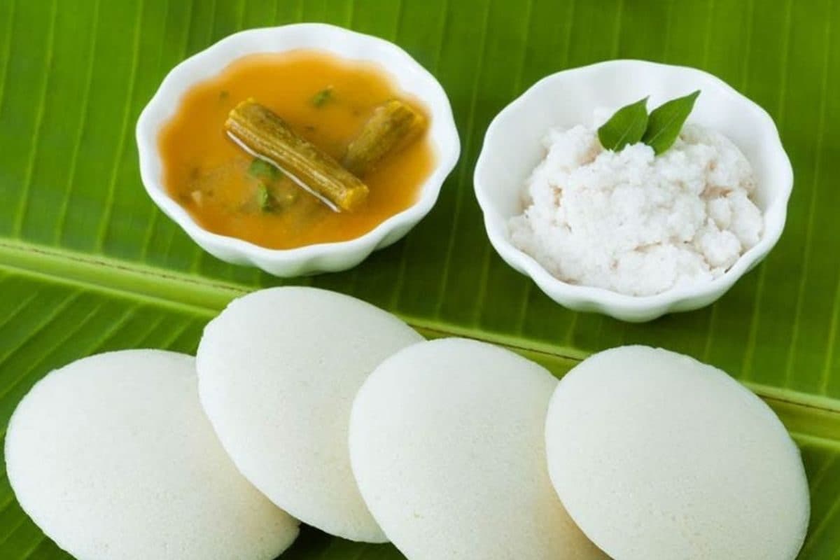 क्या आपकी इडली प्लेट से चिपक रही है इन टिप्स से फूलों जैसी खिलेंगी इडली!