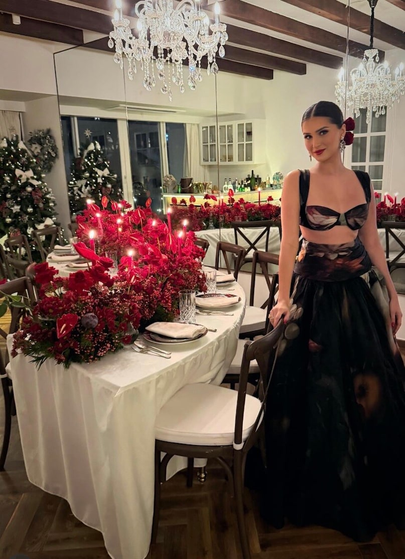 तारा सुतारिया इस साल अपने बॉयफ्रेंड वीर पहाड़िया के साथ पहला क्रिसमस मना रही हैं. कपल ने साथ में मिलकर अपनी पहली पार्टी भी होस्ट की जिसकी फोटोज तारा ने शेयर की. साथ ही एक्ट्रेस ने अपने खास क्रिसमस सेलिब्रेशन को लेकर अपनी एक्साइटमेंट भी जाहिर की.