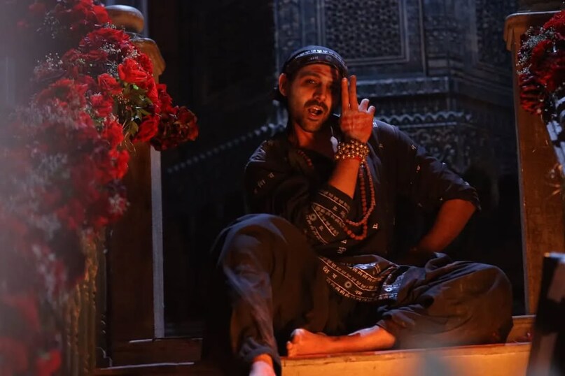 अब अगर कार्तिक आर्यन की सबसे ज्यादा कमाई करने वाली फिल्म की बात करें तो इस लिस्ट में टॉप पर भूल भुलैया 2 है. कियारा आडवाणी के साथ एक्टर की ये फिल्म उनके अबतक के करियर की सबसे ज्यादा कमाई करने वाली मूवी है. भुल भुलैया 2 में कार्तिक आर्यन ने अक्षय कुमार को रिप्लेस किया था. उनकी फिल्म बॉक्स-ऑफिस ने देश और दुनिया में 260 करोड़ रुपए का बिजनेस किया था. देशभर में भूल भुलैया 2 ने 183.24 करोड़ का कलेक्शन दर्ज किया था. 