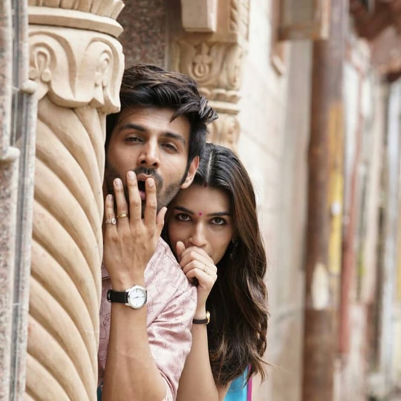 लुका छुपी: कृति सेनन और कार्तिक आर्यन की फिल्म लुका छुपी भी बड़ी हिट रही थी. इसमें दोनों की केमिस्ट्री को काफी पसंद किया गया था. फिल्म की कहानी के साथ ही इसके सभी गाने भी शानदार थे. घरेलू बॉक्स ऑफिस पर कृति और कार्तिक की फिल्म ने 94.09 करोड़ रुपए छापे थे. 