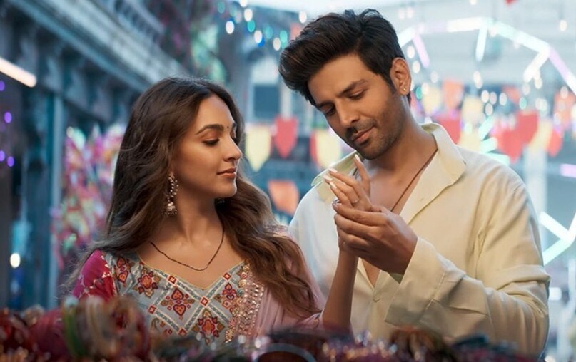 सत्यप्रेम की कथा: कार्तिक आर्यन इस फिल्म में दूसरी बार कियारा आडवाणी के साथ नजर आए थे. भूल भुलैया 2 की सक्सेस के बाद मेकर्स ने दूसरी बार कियारा और कार्तिक पर दांव लगाया था और ये कारगर साबित हुई. सत्यप्रेम की कथा कमर्शियल सक्सेस थी. दुनियाभर में फिल्म ने बॉक्स ऑफिस पर कुल मिलाकर लगभग ₹117.77 करोड़ की कमाई की है. 