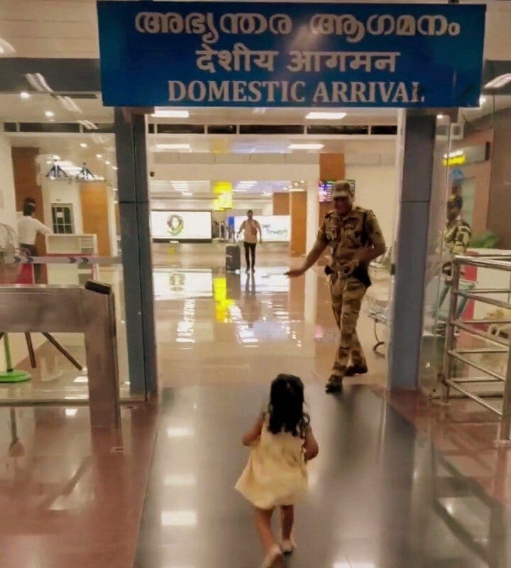 एयरपोर्ट पर जब पापा से मिलने दौड़ी मासूम तब इस CISF जवान ने जो किया उसे देख सबकी आंखें भर आईं