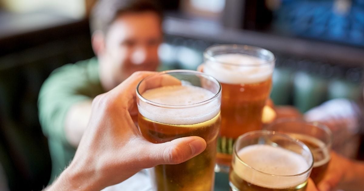 शराब पीते समय हिचकी आती है? क्या आपको इसकी वजह पता है? जानें डॉक्टर की राय