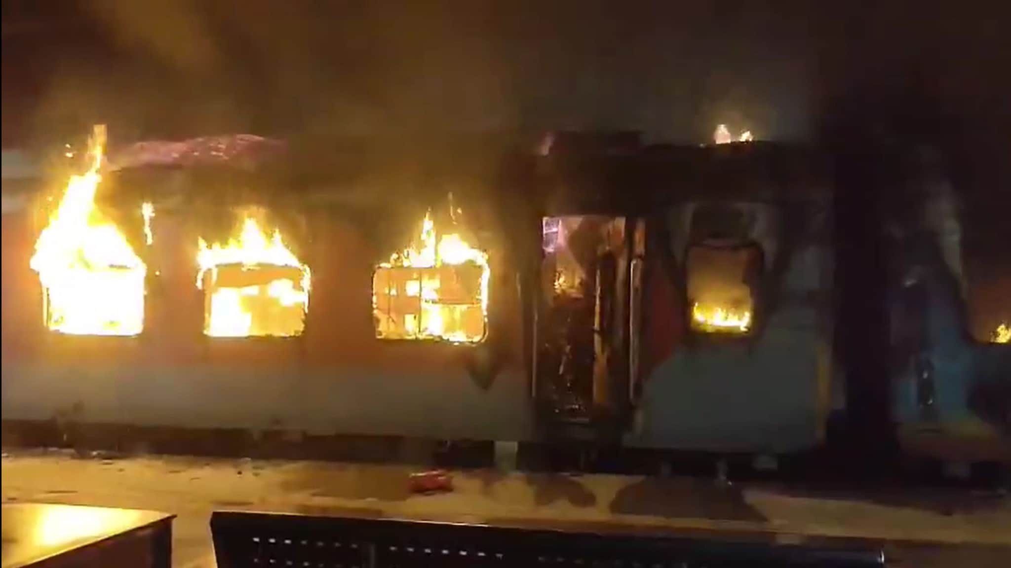 आग की गोला बन गई Tata-Ernakulam Express की B1 और M2 बोगियां पल भर में सब कुछ हुआ खाक