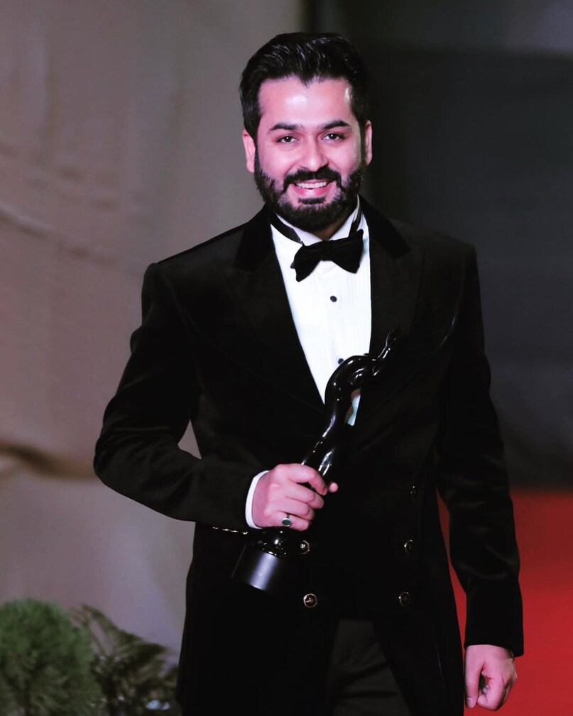 आदित्य धर: 'धुरंधर' की रिलीज के बाद, आदित्य धर इस साल देश के सबसे चर्चित निर्देशकों में से एक बन गए. उनकी फिल्म ने बॉक्स-ऑफिस पर शानदार प्रदर्शन करते हुए 1000 करोड़ रुपए की कमाई की. रणवीर सिंह, संजय दत्त, अक्षय खन्ना, अर्जुन रामपाल, सारा अर्जुन स्टारर फिल्म ‘धुरंधर’ साल 2025 की सबसे ज्यादा कमाई करने वाली फिल्म बन गई है. ये फिल्म अब शाहरुख खान की ‘जवान’ का रिकॉर्ड तोड़ने की ओर तेजी से बढ़ रही है.