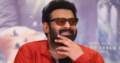 नई दिल्ली. प्रभास की आने वाली फिल्म ‘द राजा साहब’ का भव्य प्रीव्यू इवेंट हाल ही में हैदराबाद में आयोजित किया गया. इस खास मौके पर फिल्म से जुड़े कलाकार, तकनीशियन और मेकर्स मौजूद रहे. सभी ने फिल्म को लेकर अपनी खुशी और एक्सपीरिंस शेयर किए. इवेंट के दौरान प्रभास की बातें और उनका अंदाज सोशल मीडिया पर खूब चर्चा में आ गया.