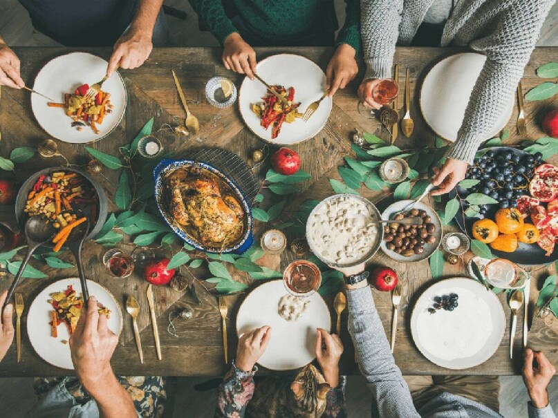 ওজন কমানোর লক্ষ্য স্থির করে থাকলে শর্করা জাতীয় খাবারে রাশ টানতে হবে। বদলে খেতে হবে ফাইবার সমৃদ্ধ খাবারদাবার। মিষ্টি, ময়দা, ভাত-রুটি, আলুতে যে শর্করা তুলনায় বেশি তা মোটামুটি সবাই জানেন। 