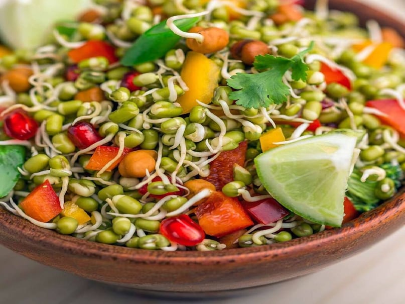 ব্রাসলস স্প্রাউট-- ছোট্ট ছোট্ট বাঁধাকপির মতো দেখতে। নাম ব্রাসলস স্প্রাউটস। এই খাবারে ফাইবারের পরিমাণ বেশি তো বটেই। তার পুষ্টিগুণও অনেক। ভিটামিন সি, কে এবং অ্যান্টি অক্সিড্যান্টস রয়েছে। এই সবজি সেদ্ধ করে, ঝলসে বা হালকা তেলে নেড়েও খাওয়া যেতে পারে।