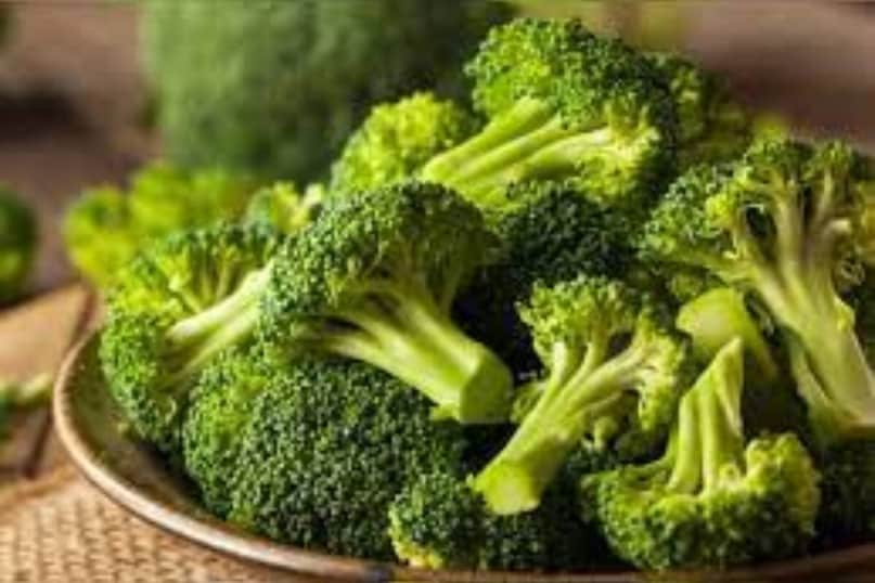 ব্রোকোলি-- এক কাপ সেদ্ধ ব্রোকোলিতে রয়েছে ৫ গ্রাম ফাইবার। পাশাপাশি ওই সব্জিতে রয়েছে ভিটামিন সি, কে এবং বিভিন্ন ধরনের খনিজ।