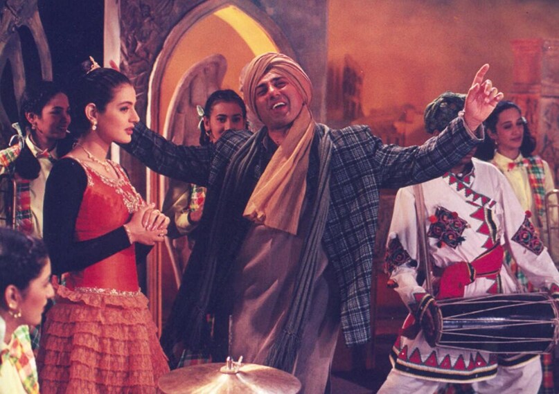 But did you know that the action sequences, particularly where people are rioting or attacking, were shot with real crowds, and no VFX was used? Gadar and Gadar 2’s director, Anil Sharma, recently revealed a fascinating behind-the-scenes detail about the making of the first film. He shared that the film’s massive crowd scenes were shot without any special effects and involved real people, nearly 50,000 of them.