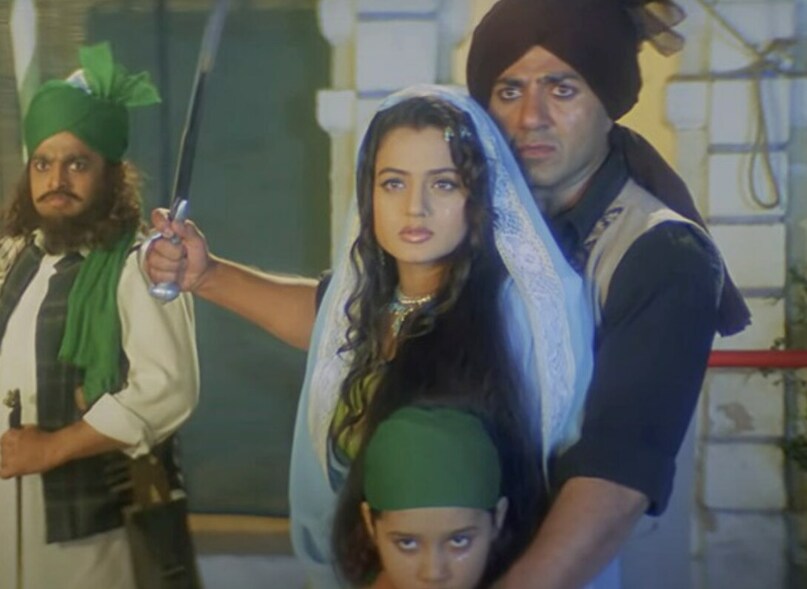 Anil Sharma talked about the stone-pelting scene in Gadar. He shared that factory workers were called to shoot for the scene. The team had prepared thousands of dummy stones, but soon they ran out. Things took an unexpected turn after this, as people began throwing real stones, forcing those on the set to take shelter behind umbrellas. The director laughed while reminiscing about the scene.