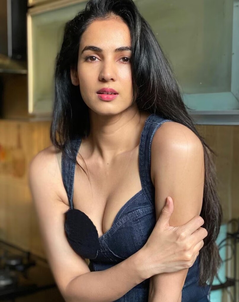 chunky panday, sonal chauhan, jisshu sengupta, indian actors worked in bangladeshi films, bangladeshi movies, चंकी पांडे, जीशु सेनगुप्ता, सोनम चौहान, बांग्लादेशी फिल्में