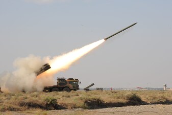 China Military Drill: अमेरिका ने हाल में ही ताइवान के साथ एक डिफेंस डील की है, जिसके तहत ताइपे को 12 मिलियन डॉलर के मॉडर्न हथियार दिया जाएगा. वहीं, जापान कुछ देशों के साथ मिलकर अल्ट्रा मॉडर्न फाइटर जेट बनाने में जुटा है. इन सबके बीच, ताइवान पर दावा ठोकने वाले चीन ने एक बड़ा सैन्य अभ्यास किया है. चौंकाने वाली बात यह है कि चीनी आर्म्ड फोर्सेज ने यह ड्रिल ताइवान के चारों तरफ किया है. बीजिंग की ओर से अमेरिका समेत उन तमाम देशों को जवाब देने की कोशिश की गई है, जो ताइवान का समर्थन कर रहे हैं. (फोटो: Reuters)