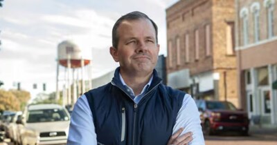 कंपनी बेचकर मालिक बना 'असली सैंटा', कर्मचारियों को बांटे ₹2,155 करोड़.