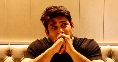 नई दिल्ली. सिद्धार्थ शुक्ला भले ही आज इस दुनिया में नहीं हैं, लेकिन वह अपने फैंस के दिलों में हमेशा जिंदा रहेंगे. सिद्धार्थ अपनी दमदार एक्टिंग, फिटनेस के प्रति समर्पण और जिंदादिल व्यक्तित्व के लिए जाने जाते हैं. उन्होंने मॉडलिंग से अपने करियर की शुरुआत की और फिर मां के एक फैसल ने उनकी जिंदगी बदल दी. 'बिग बॉस 13' की ट्रॉफी 'खतरों के खिलाड़ी 7' का खिताब, और 'बालिका वधू' में शिव का यादगार किरदार निभाकर उन्होंने फैंस के दिलों को खूब जीता.