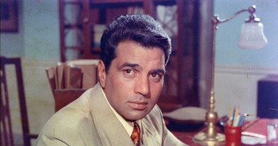 नई दिल्ली. बॉलीवुड के दिग्गज एक्टर धर्मेंद्र 24 नवंबर को इस दुनिया को छोड़कर चले गए. उन्होंने 60 साल तक अपनी फिल्मों के जरिए एंटरटेन किया है और दर्शकों से खूब प्यार पाया. अपने खास अंदाज और लुक्स से वह लोगों के दिलों पर भी राज करते थे. दमदार फिजिक और फिटनेस की वजह से उन्हें बॉलीवुड बॉलीवुड का 'हीमैन' कहा गया. आज धर्मेंद्र की 90वीं बर्थ एनिवर्सरी है. इस मौके पर उनके करियर पर एक नजर डालते हैं.