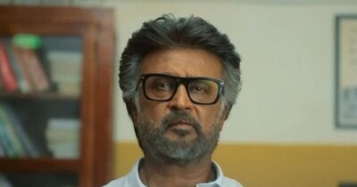 नई दिल्ली. सुपरस्टार रजनीकांत अपने करोड़ों फैंस के दिलों पर राज करते हैं. उनकी दमदार एक्टिंग का कोई सानी नहीं है. रजनीकांत यूनीक स्टाइल पर दर्शक फिदा हो जाते हैं. 12 दिसंबर को रजनीकांत  75 साल के हो चुके हैं और इन दिनों उनके पास कई फिल्में हैं. 