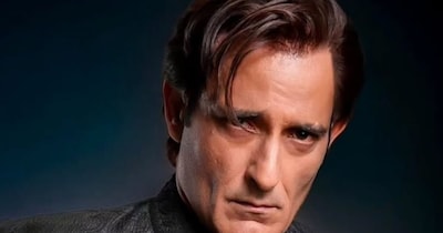 नई दिल्ली. रणवीर सिंह की धुरंधर इन दिनों सिनेमाघरों से लेकर बॉक्स ऑफिस पर धमाल मचा रही है. इसमें अक्षय खन्ना की दमदार परफॉर्मेंस की खूब तारीफ हो रही है. शानदार एक्टिंग की वजह से वह एक बार फिर से सुर्खियों में आ गए हैं. धुरंधर में रणवीर सिंह से ज्यादा अक्षय खन्ना की चर्चा हो रही है. 