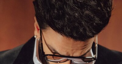 नई दिल्ली. 2018 एक बॉलीवुड एक्टर के लिए एक ऐसा साल रहा, जिसने उन्हें बॉलीवुड का बड़ा स्टार बना दिया. इस साल उनकी दो बड़ी फिल्में आईं. मजे की बात यह है कि एक फिल्म में वह एक डरावने विलेन बने, तो दूसरी में एक फुल मसाला एंटरटेनिंग पुलिस वाले. हम जिनकी बात कर रहे हैं वो कोई नहीं बल्कि रणवीर सिंह हैं.