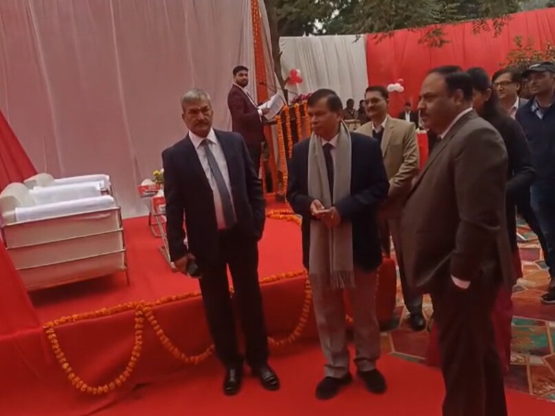 इन जेन-जी डाकघरों में सभी पारंपरिक डाक सेवाओं के साथ-साथ आधार पंजीकरण, अपडेट और संशोधन की सुविधा भी मिलेगी. खास बात यह है कि इन डाकघरों को युवाओं की जरूरतों और आधुनिक सोच को ध्यान में रखते हुए डिजाइन किया गया है. यहां वाई-फाई, कैफेटेरिया, मिनी लाइब्रेरी जैसी सुविधाएं उपलब्ध होंगी. इन जेन-जी डाकघरों में सभी पारंपरिक डाक सेवाओं के साथ-साथ आधार पंजीकरण, अपडेट और संशोधन की सुविधा भी मिलेगी. खास बात यह है कि इन डाकघरों को युवाओं की जरूरतों और आधुनिक सोच को ध्यान में रखते हुए डिजाइन किया गया है. यहां वाई-फाई, कैफेटेरिया, मिनी लाइब्रेरी जैसी सुविधाएं उपलब्ध होंगी.