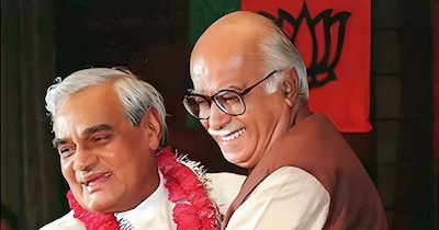 अटल बिहारी वाजपेयी और लालकृष्ण आडवाणी को बीजेपी का आधार स्तंभ माना जाता है. (फाइल फोटो)