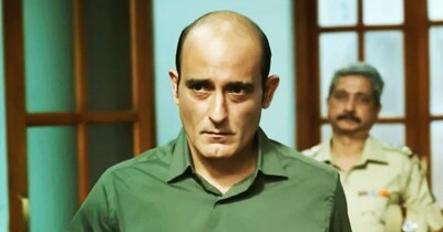 नई दिल्ली. बॉलीवुड के मशहूर एक्टर अक्षय खन्ना पिछले 28 सालों से फिल्मों में सक्रिय हैं और साल 2025 उनके लिए काफी लकी साबित हुआ है. इसी साल के शुरुआत में वह फिल्म 'छावा' में अपने दमदार निगेटिव से लोगों के दिलों में बस गए थे और यह फिल्म 2025 की अब तक की सबसे ज्यादा कमाई करने वाली फिल्म है. वहीं, 5 दिसंबर को रिलीज हुई फिल्म 'धुरंधर' में भी उनके निगेटिव रोल को काफी पसंद किया जा रहा है और पिछले 15 दिनों से यह फिल्म भी बॉक्स ऑफिस पर छाई हुई है. उम्मीद की जा रही है कि यह कमाई के मामले में 'छावा' को भी पछाड़ सकती है.