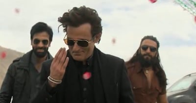 अक्षय खन्ना और रणवीर सिंह फिल्म 'धुरंधर' के एक सीन में.