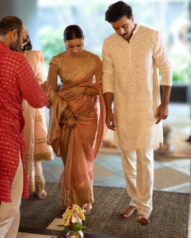 Alia Bhatt, Alia Bhatt Ranbir Kapoor, Raha Kapoor, Soni Razdan, Rishi Kapoor, Alia Bhatt griha pravesh puja, Alia Bhatt Ranbir kapoor griha pravesh Alia Bhatt, Alia Bhatt Ranbir Kapoor, Raha Kapoor, Soni Razdan, Rishi Kapoor, Alia Bhatt griha pravesh puja, Alia Bhatt Ranbir kapoor griha pravesh