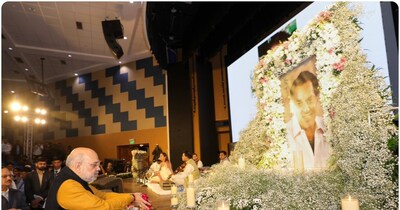दिवंगत अभिनेता धर्मेंद्र को पुष्पांजलि अर्पित करते अमित शाह.