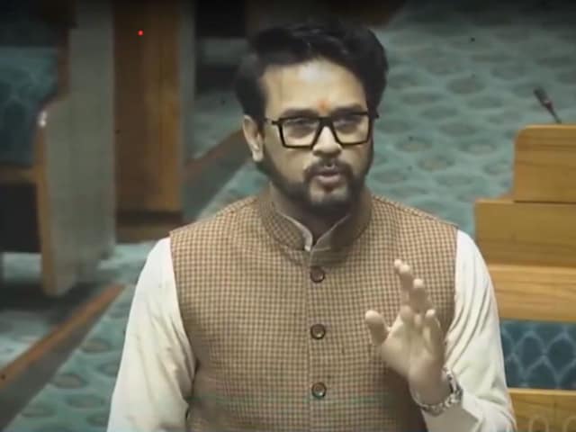  अंदर ई-सिगरेट पर ऐतराज, बाहर सिगरेट पीते दिखे सांसद