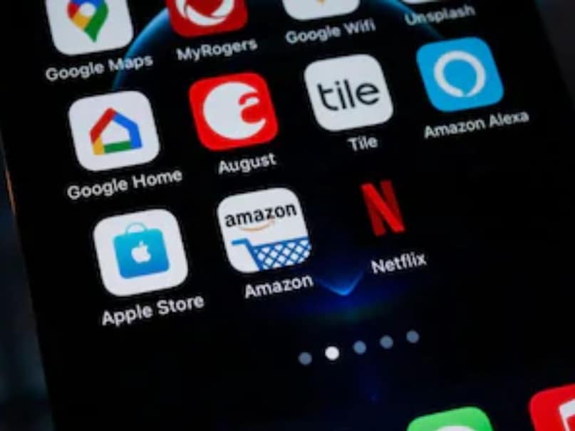 5. ऐप साइडलोडिंग और फ्रीडम- iPhone में सिर्फ Apple App Store से ऐप डाउनलोड कर सकते हैं. अगर कोई अच्छा ऐप स्टोर पर नहीं है तो आप कुछ नहीं कर सकते. एंड्रॉयड में आप प्ले स्टोर के अलावा भी ऐप्स साइडलोड कर सकते हैं, जिससे ज्यादा विकल्प मिलते हैं.
