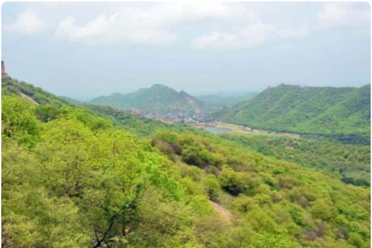 क्या माइनिंग के लिए अरावली की परिभाषा में बदलाव किया गया