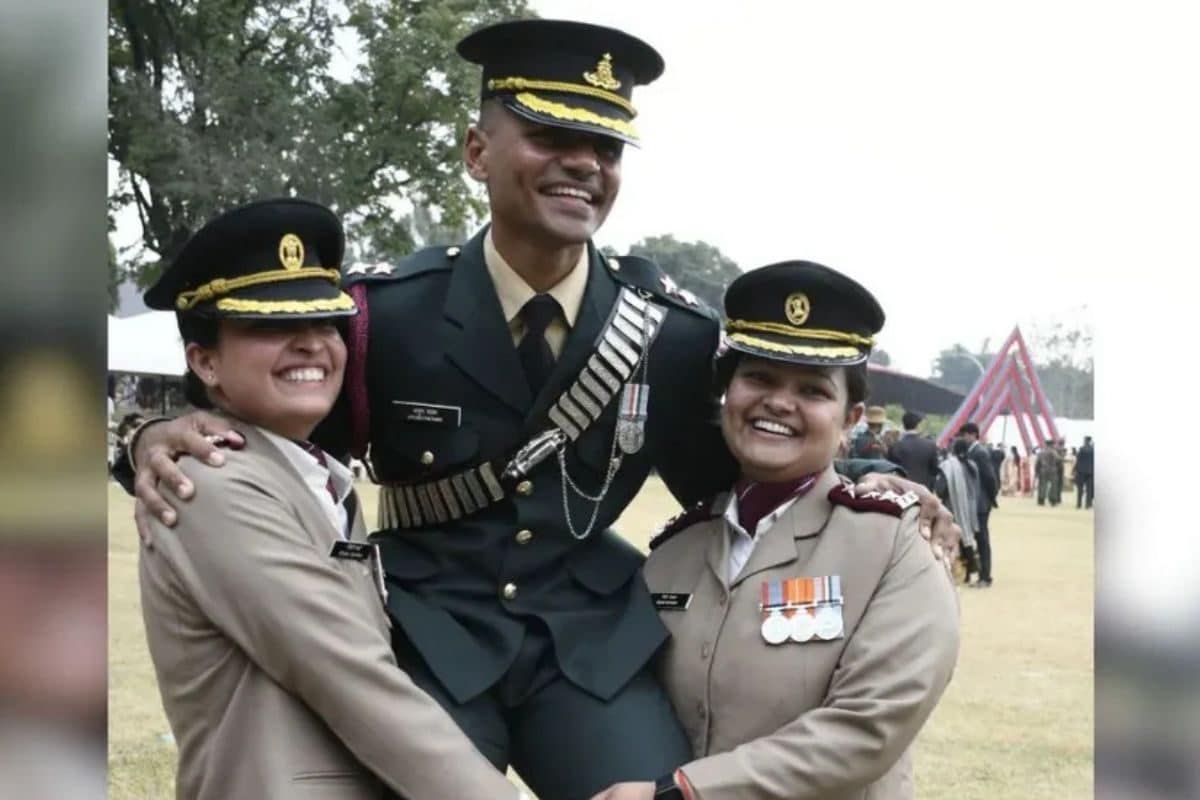 वर्दी की अनोखी लव स्टोरी! मंगेतर कैप्टन खुद लेफ्टिनेंट बने आयुष पाठक