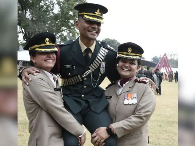 वर्दी की अनोखी लव स्टोरी! मंगेतर कैप्टन, खुद लेफ्टिनेंट बने आयुष पाठक