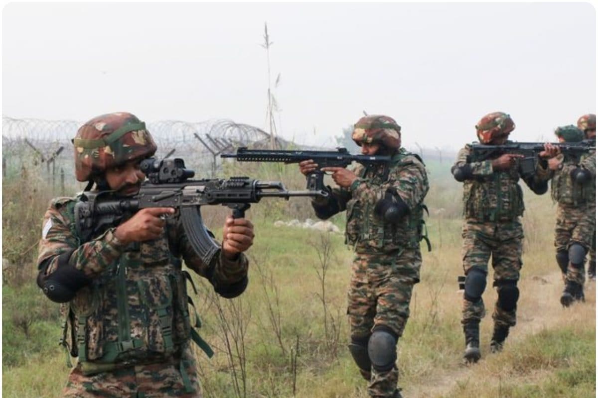 जंगल में सर्च ऑपरेशन हाई अलर्ट जम्मू-कश्मीर के सांबा में घुसपैठ!