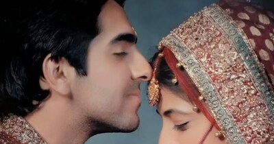 'थामा' आयुष्मान खुराना की लगातार दूसरी फिल्म है, जिसने बॉक्स ऑफिस पर 100 करोड़ रुपए से ज्यादा का कलेक्शन किया है. 'थामा' आयुष्मान के करियर की सबसे ओपनिंग बनी है. इससे पहले आई 'ड्रीम गर्ल 2' ने भी 100 करोड़ रुपए से ज्यादा कलेक्शन किया. अब आयुष्मान 2026 की फिल्मों की तैयारियों में जुटे हैं. अगले साल उनकी सूरज बड़जात्या के डायरेक्शन में बनी फिल्म भी रिलीज होगी. इस फिल्म में वह प्रेम का किरदार निभाते हुए नजर आएंगे. (फोटो साभारः इंस्टाग्राम @ayushmannk)