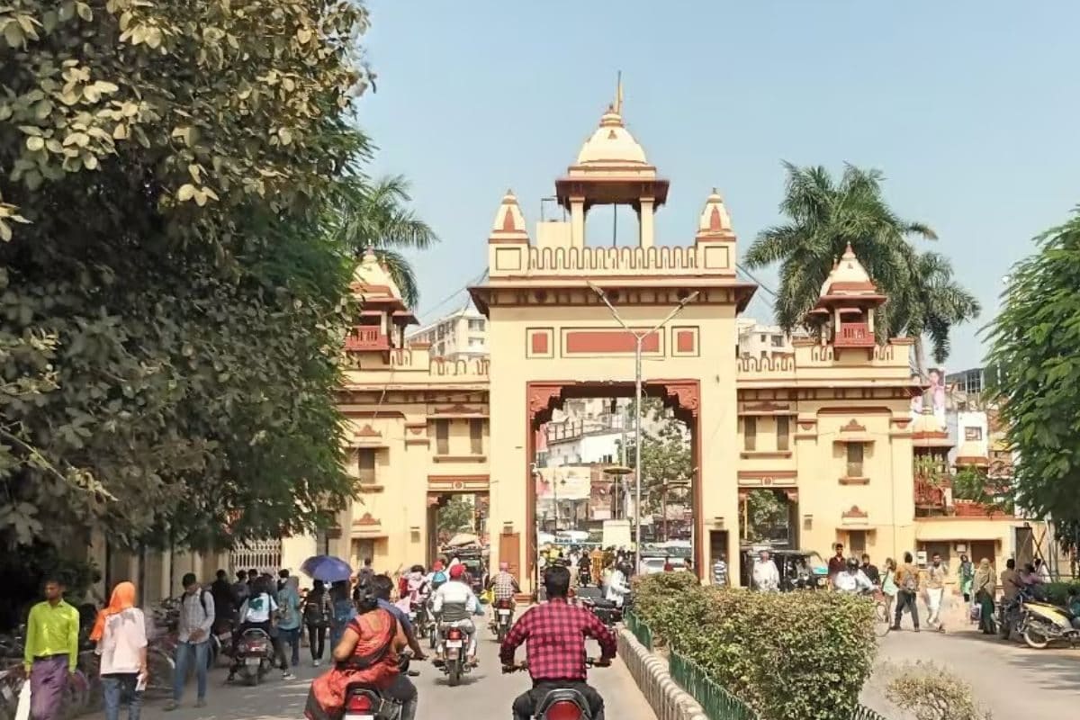 BHU का प्रोफेसर 17 लड़कियों से छेड़छाड़ 7 साल बाद क्यों लौट रहा कैंपस में