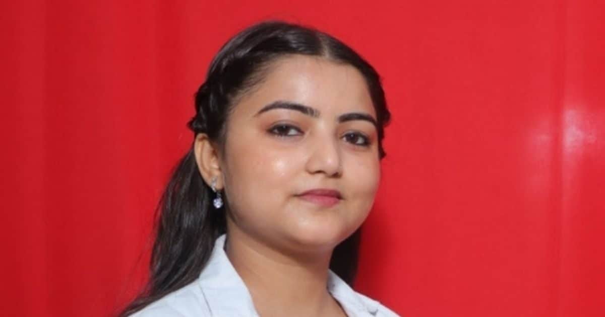 पिता की छूटी नौकरी, बेटी ने लगाया Momos का ठेला, अब यहां से कर रही एमबीबीएस