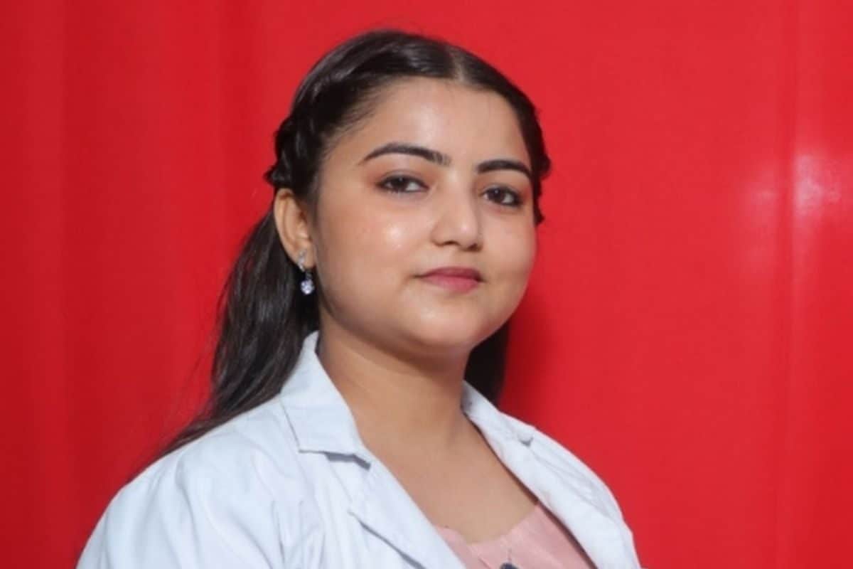 पिता की छूटी नौकरी बेटी ने लगाया Momos का ठेला अब यहां से कर रही एमबीबीएस