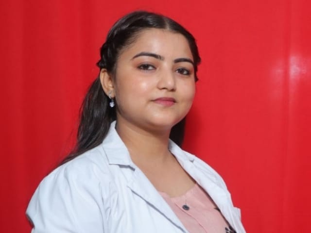 पिता की छूटी नौकरी, बेटी ने लगाया Momos का ठेला, अब यहां से कर रही एमबीबीएस