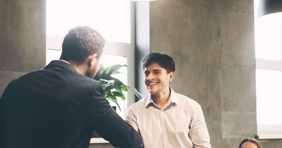 कंपनी मालिक ने कर्मचारियों को दिया ₹2,100 करोड़ बोनस(फोटो:Canva) 