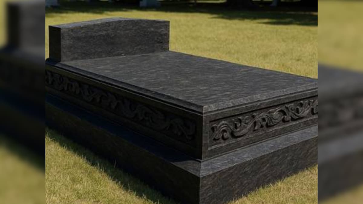 मौत का ऐसा जश्न? 80 साल के बुजुर्ग ने जीते-जी बनवा लिया 12 लाख का अपना कब्र