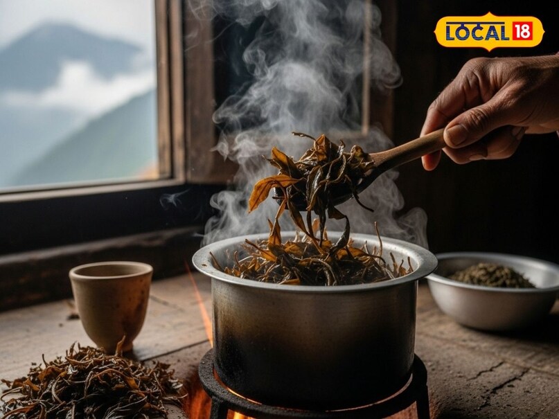 ज्या की सबसे खास बात इसमें इस्तेमाल होने वाली चाय पत्ती है, जिसे स्थानीय भाषा में ‘धुनेर’ कहा जाता है. यह पत्ती आम बाजार में मिलने वाली चाय से अलग होती है, और पहाड़ी क्षेत्रों में ही पाई जाती है. धुनेर पत्ती को लंबे समय तक उबाला जाता है, जिससे इसका रंग और स्वाद गहरा हो जाता है. यही पत्ती ज्या को विशिष्ट सुगंध और औषधीय गुण देती है. स्थानीय लोग इसे ठंड से बचाव का प्राकृतिक उपाय मानते हैं.